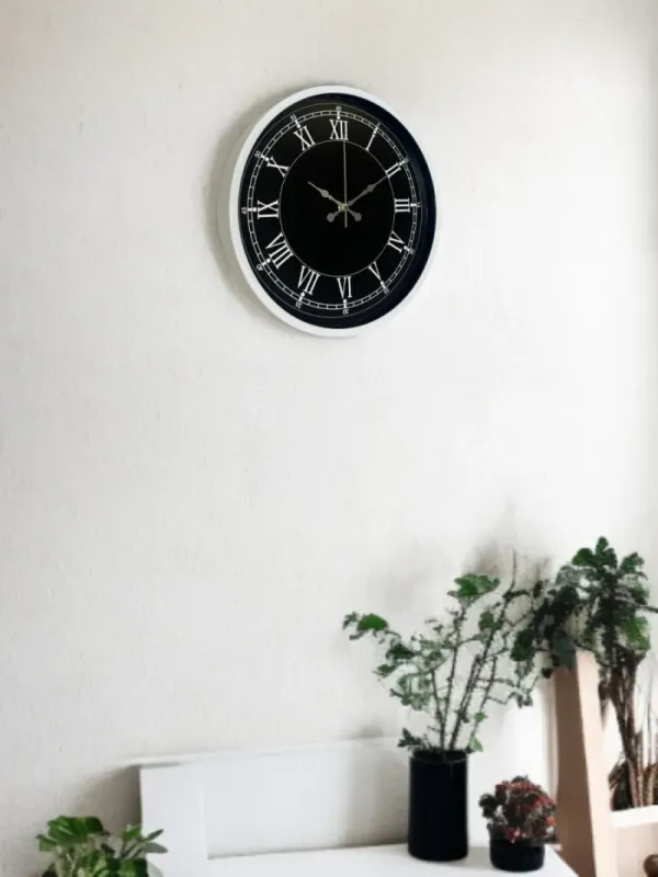 Roma Rakamlı Beyaz Plastik Duvar Saati 36 cm · Model PP-3651W