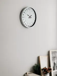 Göstergeli Beyaz Plastik Duvar Saati 36 cm · Model PP-3697W