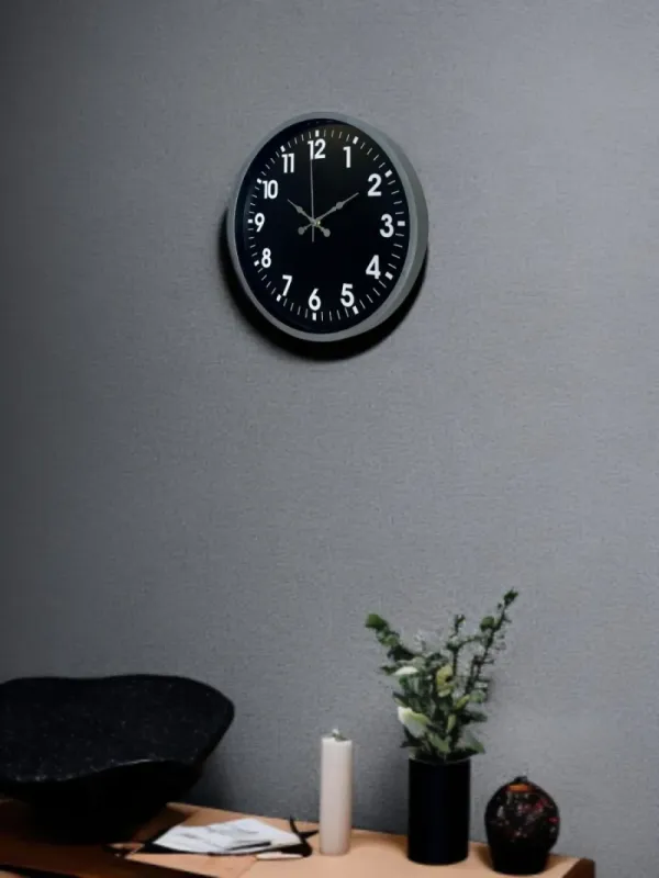 Gri Plastik Duvar Saati 36 cm · Model PP-3631K