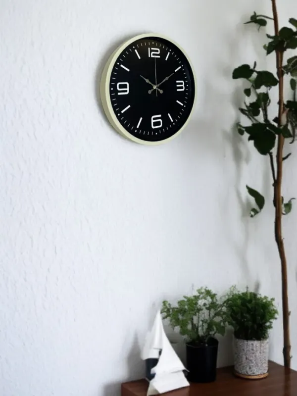 Krem Plastik Duvar Saati 36 cm · Model PP-3645X