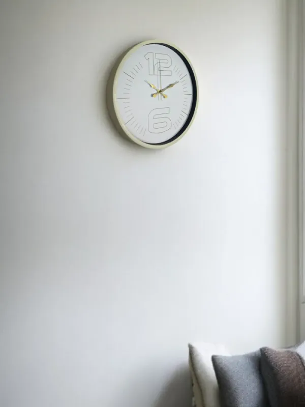 Krem Plastik Duvar Saati 36 cm · Model PP-3648X