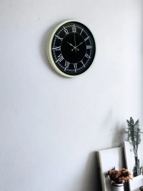 Roma Rakamlı Krem Plastik Duvar Saati 36 cm · Model PP-3651X