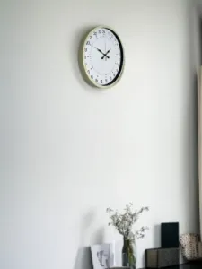 Göstergeli Krem Plastik Duvar Saati 36 cm · Model PP-3697X