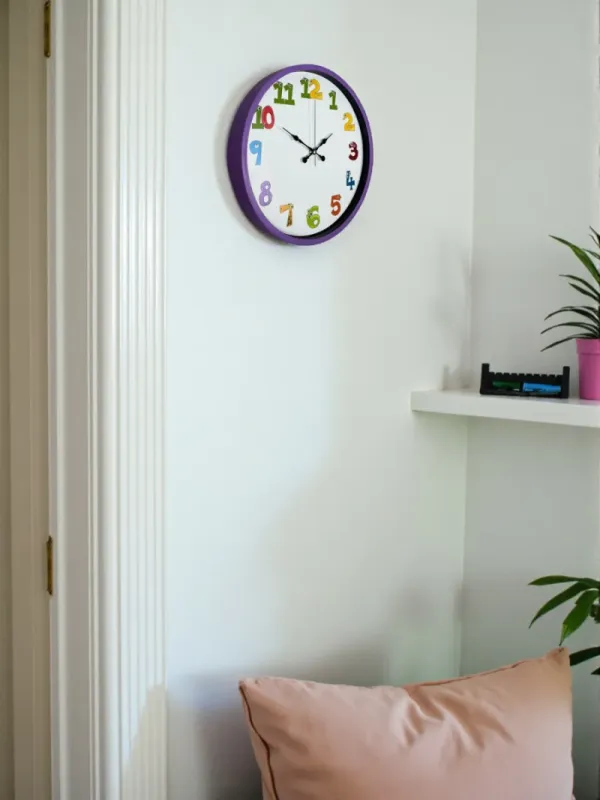 Çocuk Odası Mor Plastik Duvar Saati 36 cm · Model PP-3694Z