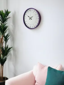 Göstergeli Mor Plastik Duvar Saati 36 cm · Model PP-3697Z