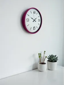 Pembe Plastik Duvar Saati 36 cm · Model PP-3608P