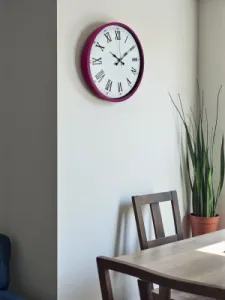 Roma Rakamlı Pembe Plastik Duvar Saati 36 cm · Model PP-3654P