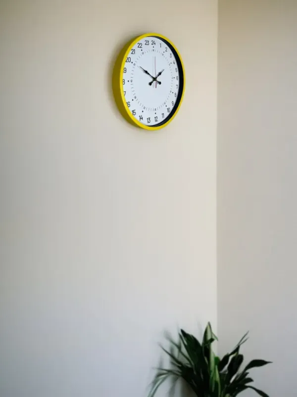 Göstergeli Sarı Plastik Duvar Saati 36 cm · Model PP-3697Y