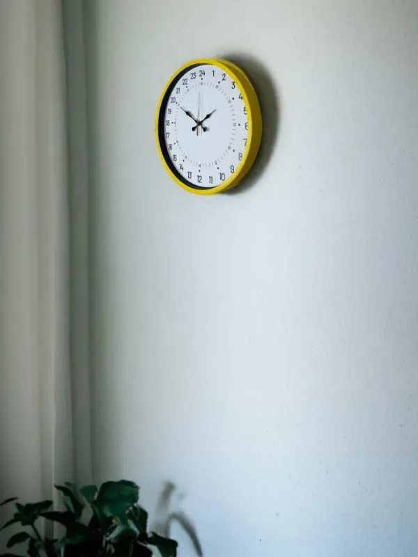 Göstergeli Sarı Plastik Duvar Saati 36 cm · Model PP-3697Y