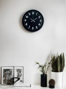 Siyah Plastik Duvar Saati 36 cm · Model PP-3631B