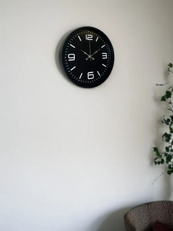 Siyah Plastik Duvar Saati 36 cm · Model PP-3645B