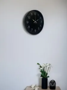 Siyah Plastik Duvar Saati 36 cm · Model PP-3647B