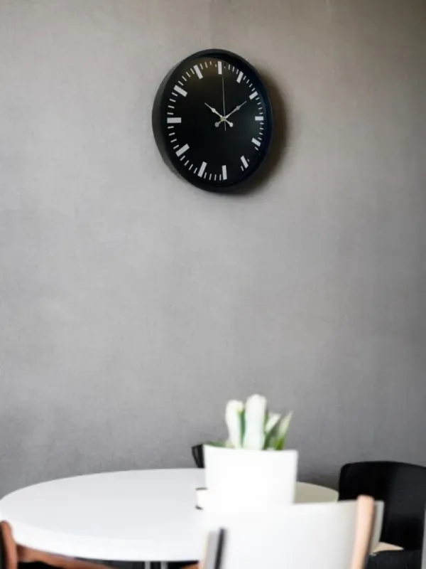 Siyah Plastik Duvar Saati 36 cm · Model PP-3687B
