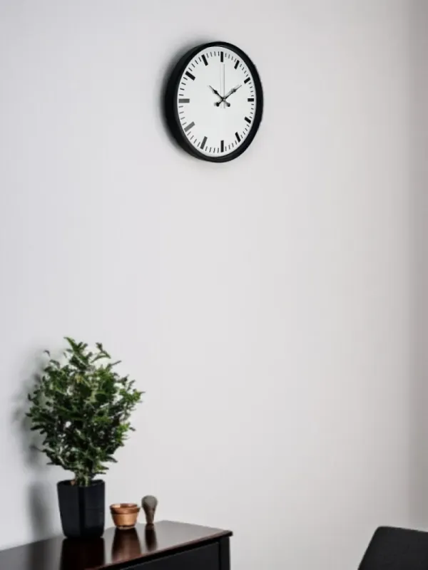 Siyah Plastik Duvar Saati 36 cm · Model PP-3689B