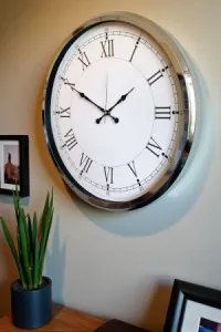 Roma Rakamlı Krom Metal Duvar Saati 52 cm · Model 5255K