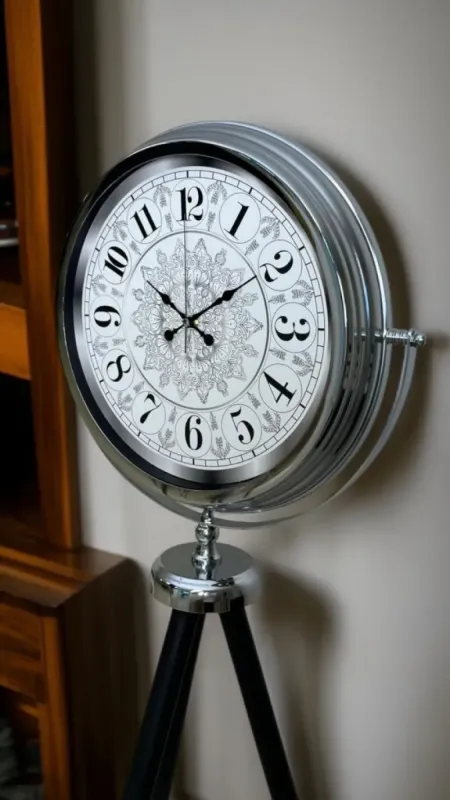 Desenli Krom Metal Ayaklı Tripod Saat 150 x 45 cm · Model AS-4019K