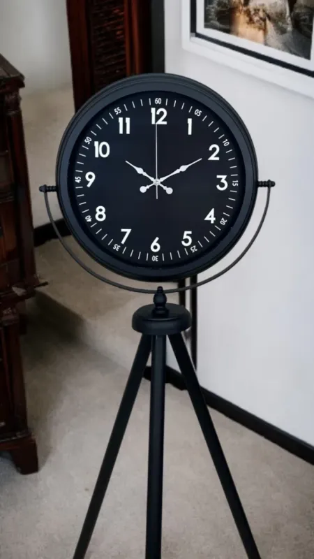 Siyah Metal Ayaklı Tripod Saat 150 x 45 cm · Model AS-4007B