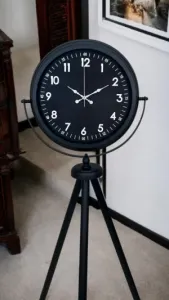 Siyah Metal Ayaklı Tripod Saat 150 x 45 cm · Model AS-4007B